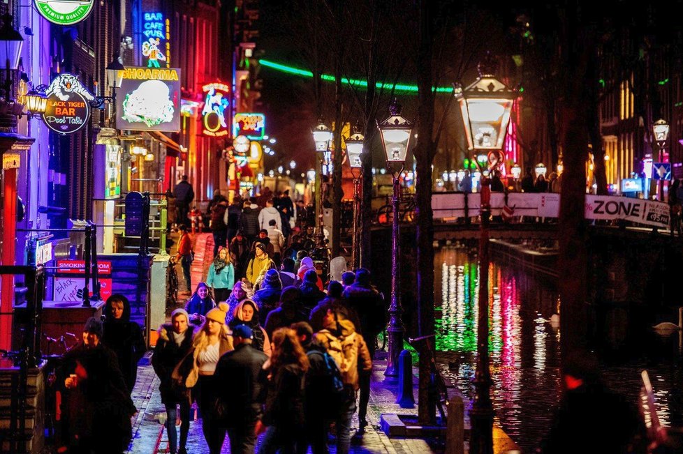 Amsterdam se chce zbavit opilých turistů, spustí odstrašující kampaň