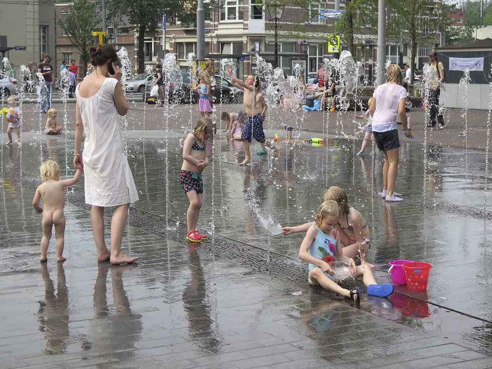 Amsterdam, lidé se vrhli do fontánky na náměstí.