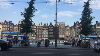 Amsterdam mohutně podporoval cestovní ruch, teď si ale město s davy turistů neví rady