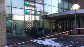 Řidič dodávky najel do budovy nizozemského De Telegraafu