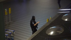 Maskovaný policista na letišti.