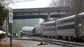 Vlak se 139 cestujícími vletěl do nákladní lokomotivy. Na místě jsou mrtví.