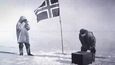 Při dobytí pólu nesměla chybět norská vlajka.