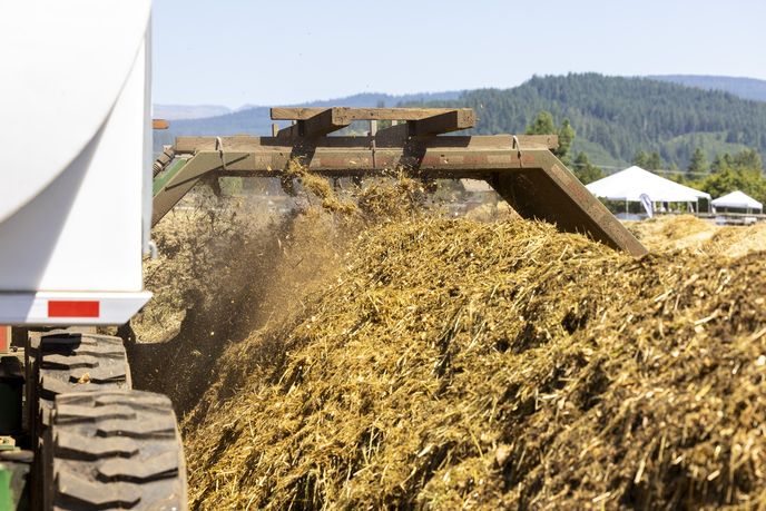 Farma Trout Lake ve státě Washington patří společnosti Amway. Pěstované rostliny využívá jako suroviny pro výrobu doplňků stravy značky Nutrilite. Farma Trout Lake ve státě Washington patří společnosti Amway. Pěstované rostliny využívá jako suroviny pro výrobu doplňků stravy značky Nutrilite.