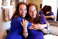 Nerozlučná dvojčata: Sestry se dělí o oblečení, jídlo, Facebook a dokonce přítele!