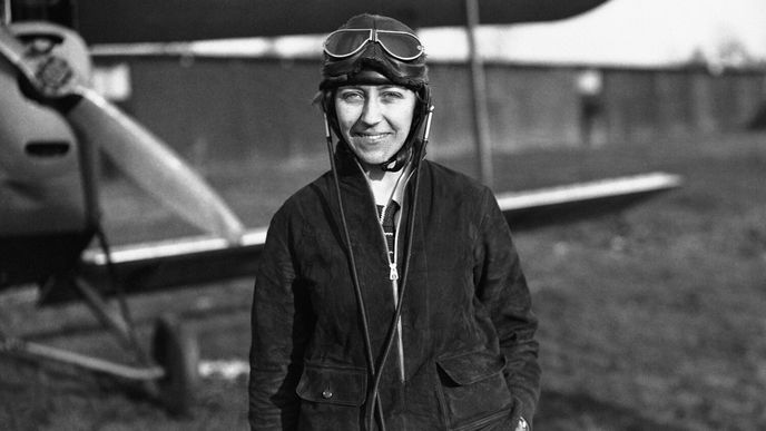 Amy Johnson z Velké Británie pilotovala letadla a překonávala rekordy. Vytvořila dokonce několik leteckých primátů. Například jako první žena absolvovala let z Londýna do Austrálie.