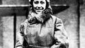 Amy Johnson z Velké Británie pilotovala letadla a překonávala rekordy. Vytvořila dokonce několik leteckých primátů. Například jako první žena absolvovala let z&nbsp;Londýna do Austrálie.