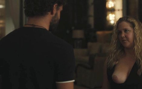 Scéna z filmu Snatched, ve které ukázala prso.