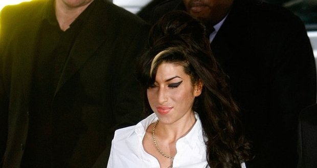 Populární zpěvačka, výstřednice Amy Winehouse, se uměla obléci i elegantně. Přísná blůza s romantickými prvky, minisukně a jedinečné baleríny. Stylově čistá hra.