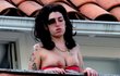 Kdo je ještě neviděl: Tohle jsou bradavky Amy Winehouse