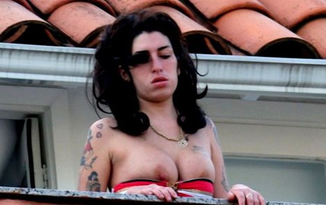 Kdo je ještě neviděl: Tohle jsou bradavky Amy Winehouse