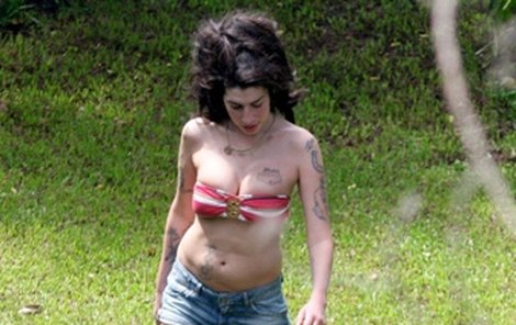Polonahá Amy Winehouse v hotelové zahradě.