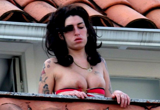 Amy Winehouse po jednom z večírků.