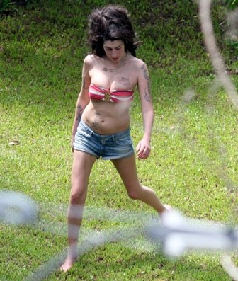 Polonahá Amy Winehouse v hotelové zahradě.
