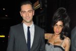 Reg Traviss Amy Winehouse velmi miloval, snažil se jí pomoci vyléčit se závislostí na alkoholu a drogách, bohužel bez úspěchu.