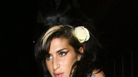 Amy Winehouse: Z korzetu jí vylezla nová prsa!