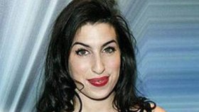 Amy Winehouse nezemřela po požití nadměrného množství drog, jak si všichni mysleli