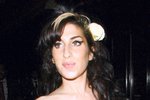 Ostatky zpěvačky Amy Winehouse byly konečně  pohřbeny. Amy po své smrti byla zpopelněna a včera jí její rodina pohřbila na londýnském hřbitovu Edgwarei