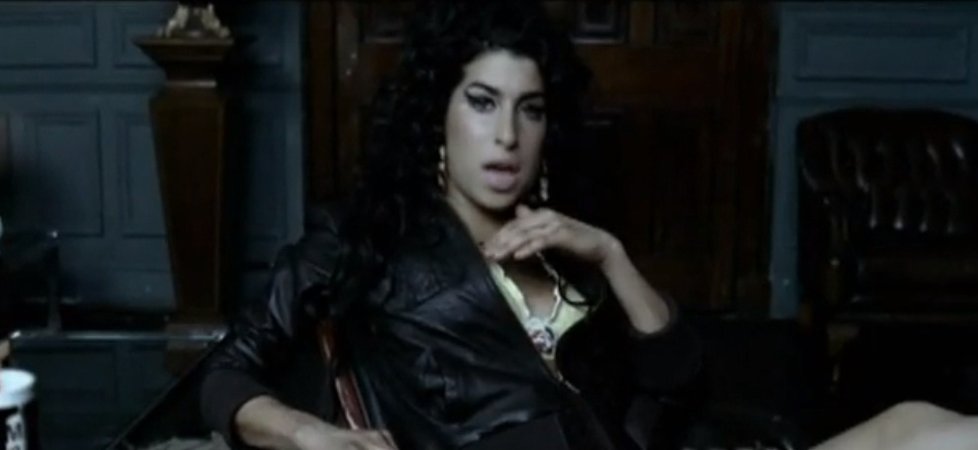 Amy Winehouse ve videoklipu Rehab.