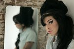 Winehouse byla nalezena mrtvá 23. července 2011 ve svém domě v Londýně. Podle soudního lékaře měla v době smrti v krvi 4,16 promile alkoholu.
