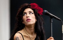 Zpěvačka Amy Winehouse (†27) je po smrti! Předávkovala se?