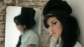 Winehouse byla nalezena mrtvá 23. července 2011 ve svém domě v Londýně. Podle soudního lékaře měla v době smrti v krvi 4,16 promile alkoholu.