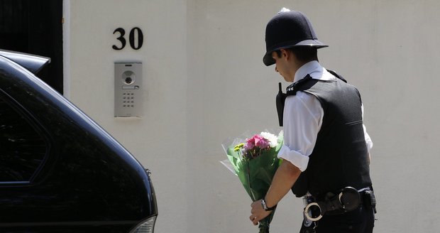 I policie nosí květiny