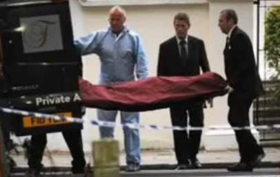 Mrtvé tělo Amy Winehouse vynesli funebráci z jejího bytu jen pár hodin po smrti.