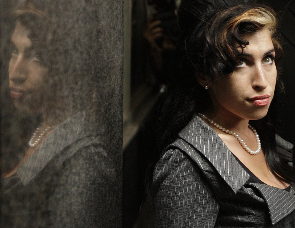 Amy Winehouse (†27) je po smrti.