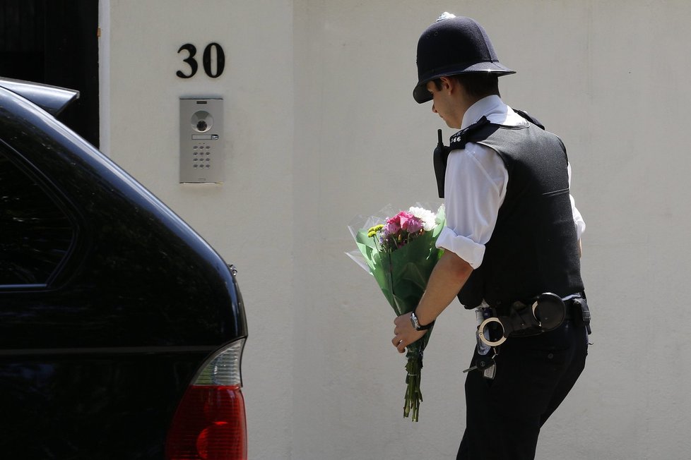 I policie nosí květiny