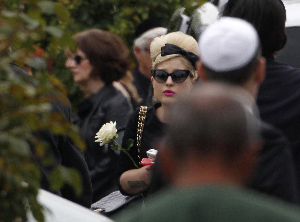 Kelly Osbourne přišla položit Amy na hrob bílé růže