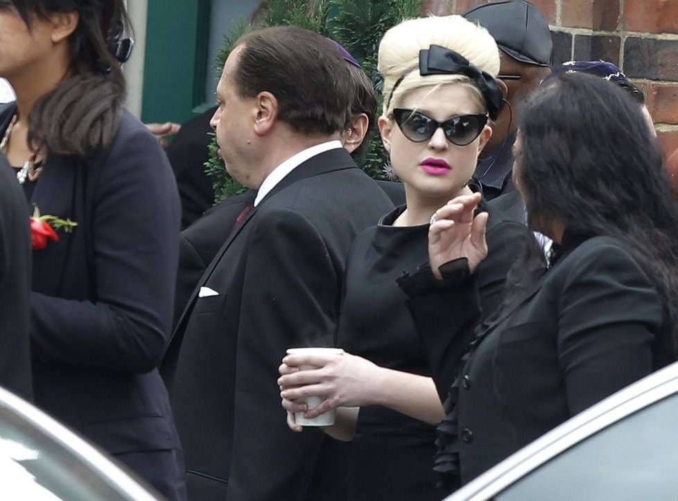 Zpěvačka Kelly Osbourne přišla na pohřeb Amy