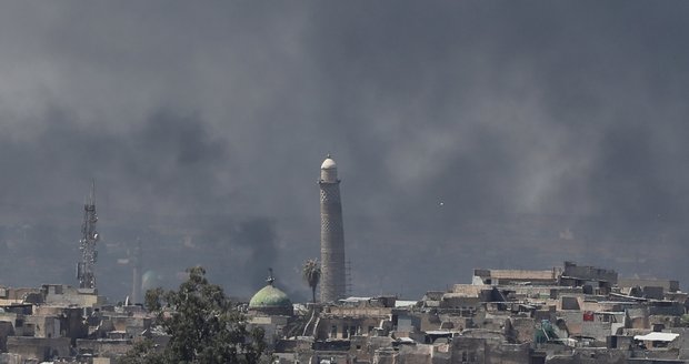 Bojovníci ISIS odpálili v Mosulu slavnou mešitu, z níž vyhlásili chalífát