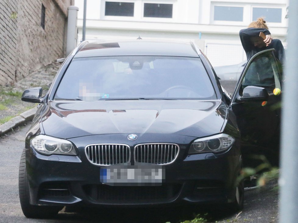 Zdeněk začne na herečku házet tenisové míčky. Pokouší se rodinu trochu zdržet.