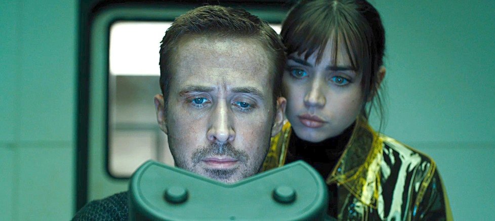 Ana de Armasová a Ryan Gosling ve filmu Blade Runner 2049