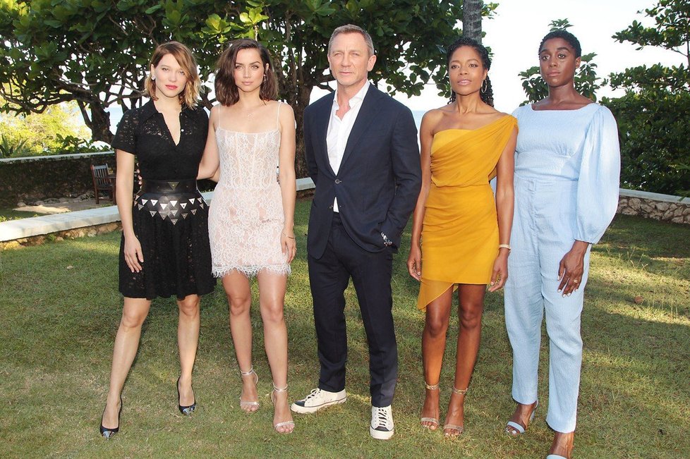 Ana de Armasová  s hereckými kolegy z filmu Bond 25
