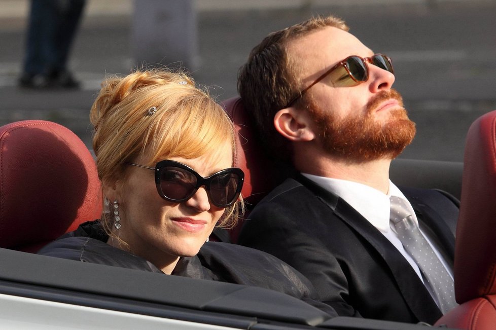 Ještě stále snoubenci Geislerová a Majer, přijíždějí na svatbu ve stylových slunečních brýlích