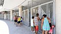 Turisté nahlížejí do uzavřeného areálu stadionu Maracanã