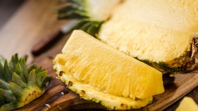 Čerstvý ananas obsahuje spoustu vitaminů a minerálních látek.