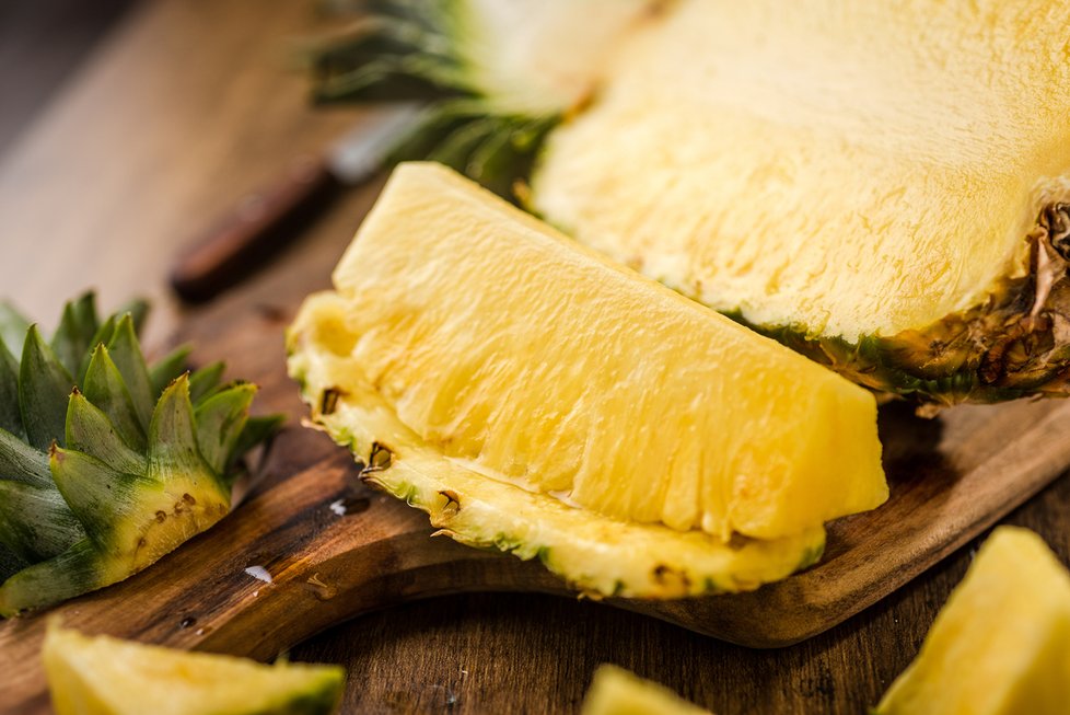Ananas je nejen  zdrojem vitaminu C, ale také pomáhá v hubnutí.