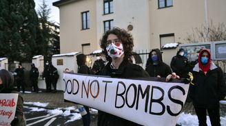 Stovka aktivistů protestovala před běloruskou ambasádou. Vadí jim násilí páchané na demonstrantech v Minsku