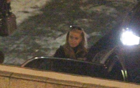 Anastacia nastupuje do auta, které ji z letiště zavezlo do hotelu.