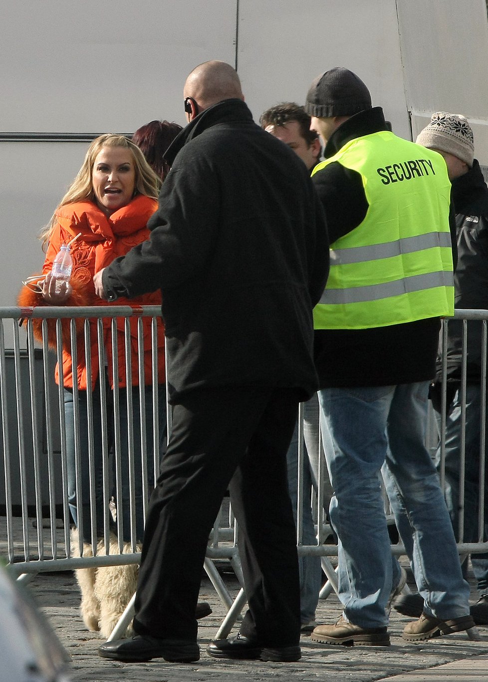 Anastacia v Praze: Zpěvačku po celou dobu hlídali statní bodyguardi.