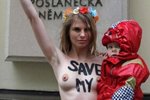 Anastasia Hagen (27) protestovala před parlamentem polonahá
