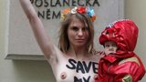 Faráři se zastali nahé pornomámy (27), kterou chce Česko vyhostit