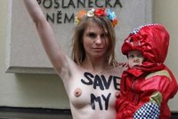 Faráři se zastali nahé pornomámy (27), kterou chce Česko vyhostit