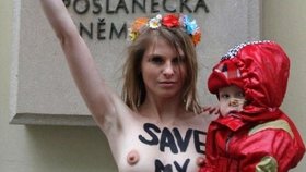 Anastasia Hagen (27) protestovala před parlamentem polonahá