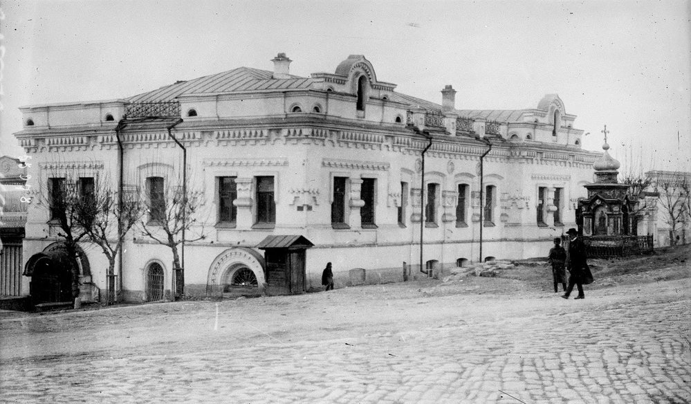 Bolševici je postříleli ve sklepě  Ipaťjevova domu v Jekatěrinburgu.