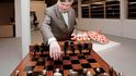 V březnu navštívil Anatolij Karpov Prahu. V Centru současného umění DOX itevřel výstavu Umění šachu.