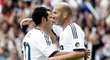 Luis Figo a Zinedine Zidane při exhibici Realu Madrid.